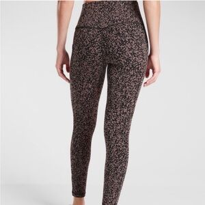 Athleta salutation stash pocket ⅞ leggings